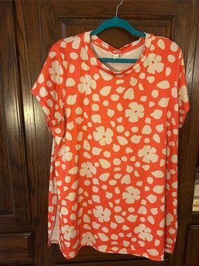 LuLaRoe LesLie side slit tunic T - Coral and White Floral Short Sleeve Tee